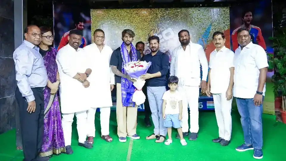 హైదరాబాద్‌లో సీఎం రేవంత్ రెడ్డిని కలిసిన తిలక్ వర్మ